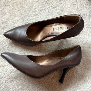 Brown high heel pumps. Size 6. Please read description before buying!!